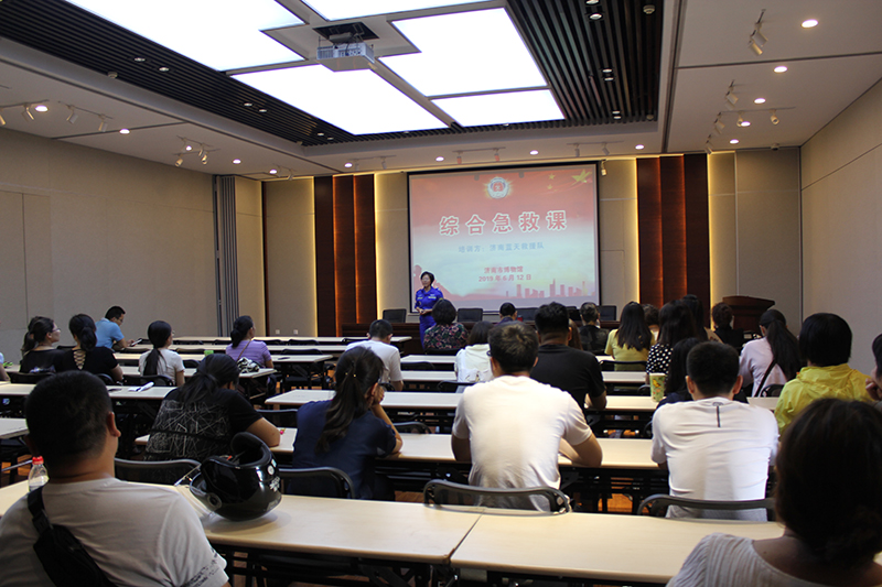 1邀请专家进行应急安全教育.JPG