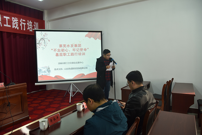 11  代表发言.JPG