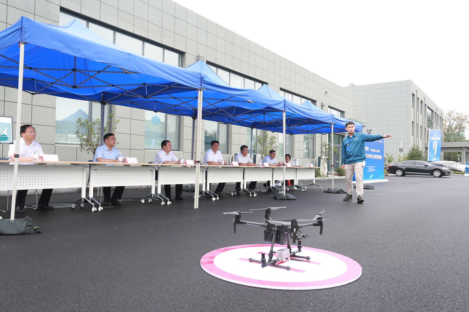 与会领导观看了学院无人机巡检竞赛.jpg